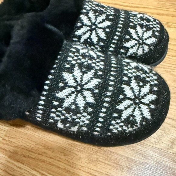 Old Navy Women's Black and White Slippers - Picture 4 of 8